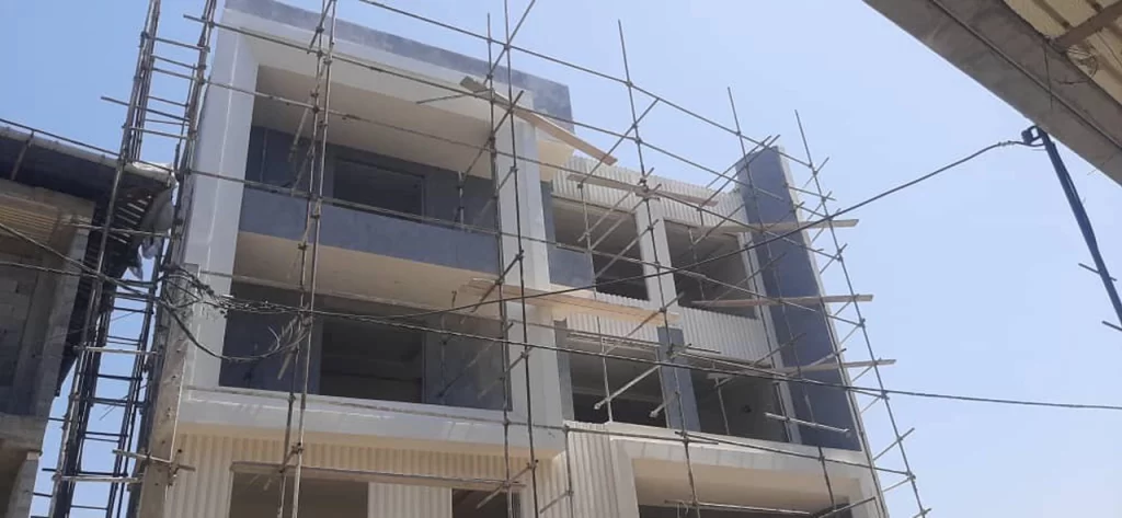 نمای ساختمانی مدرن در قم با اجرای میکروسمنت